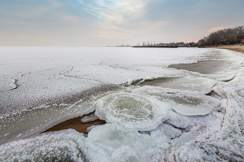 Азовское море замерзло зимой