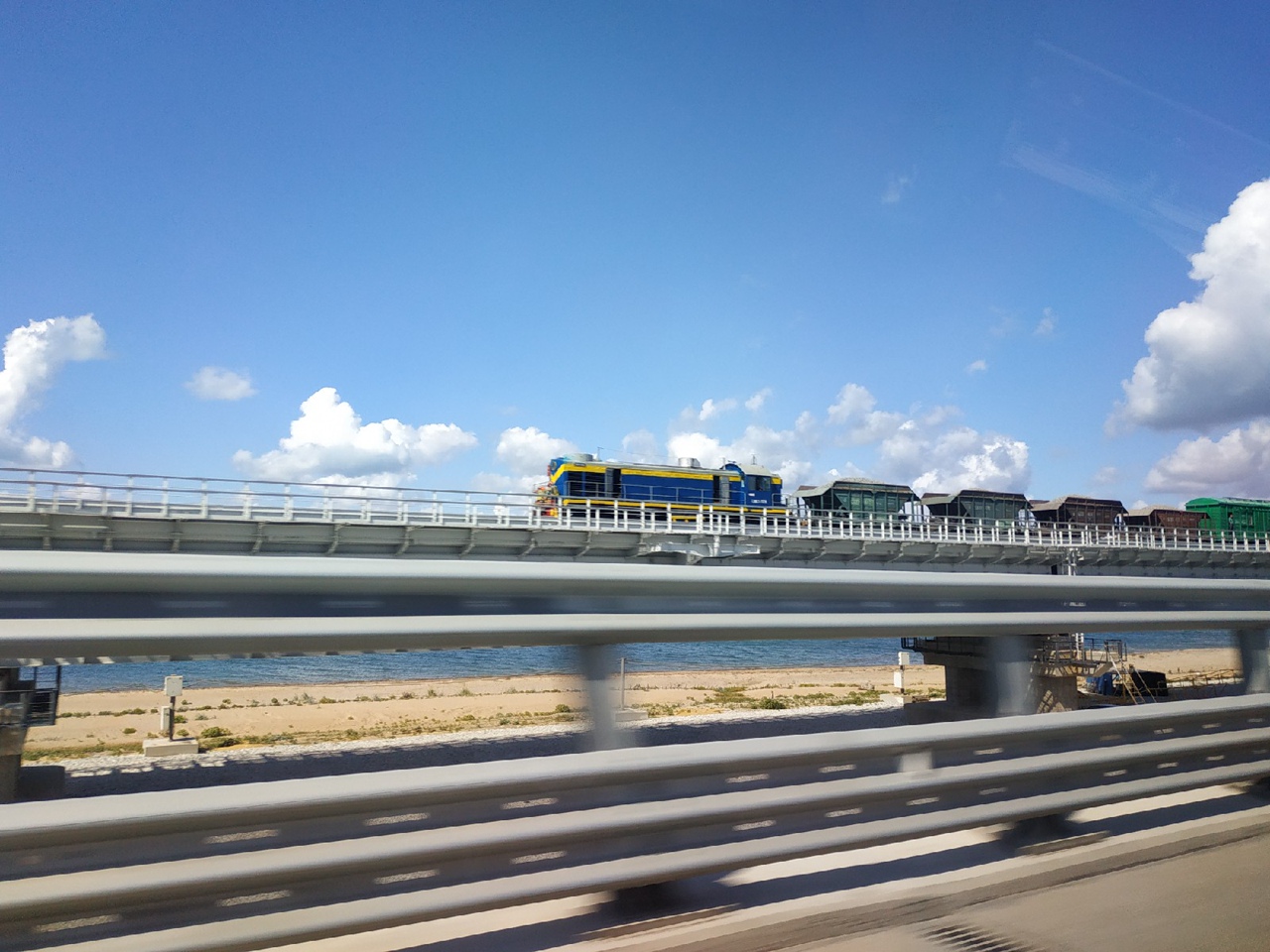Поезда на Крымском мосту фото 
